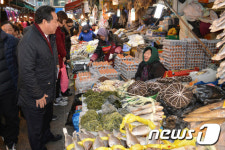 설 물가점검 나선 권용현 차관