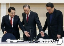 자리 안내받는 반기문