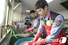 인천해경, 설 명절 맞아 독거 어르신 봉사