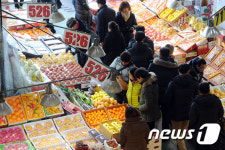 설 앞두고 도매시장 찾은 시민들
