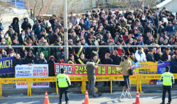 현대重 군산조선소 존치돼야…정몽준 자택 앞 시위