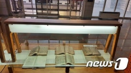 전주한지에 베낀 한글 고전소설 전주시청서 전시