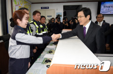황교안 권한대행 서울역 파출소 근무자 격려
