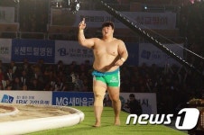 [씨름] 이슬기, 5년만에 설날 백두장사 등극