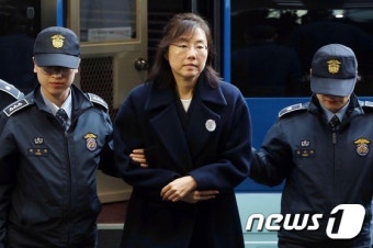 굳은표정으로 특검 향하는 조윤선 전 장관