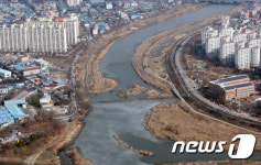 한파에 얼어붙은 전주천