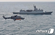 적 탐지위해 디핑소나 내리는 AW-159 헬기