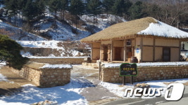 [르포] 반기문 생가·기념관 방문객 뚝…적막감만