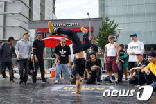 관객과 가까이서 호흡…길에서 펼치는 비보잉