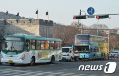 장안문(長安門) 지나는 2층버스