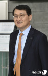 건물 나서는 위성호 신한은행장 내정자
