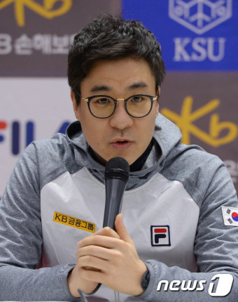 각오 밝히는 남자 쇼트트랙 대표팀 김선태 감독