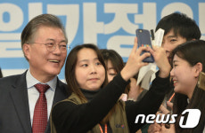 문재인 여성 근로자와 함께
