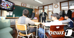 [화보]‘아쉽고 섭섭해’…산골마을 학교 ‘마지막 수업’ 