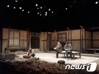 [리뷰] 옛집에 묻어둔 기억과 마주하다…연극 툇마루가 있는 집