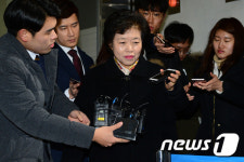 취재진 질문에 대답없는 이임순 교수