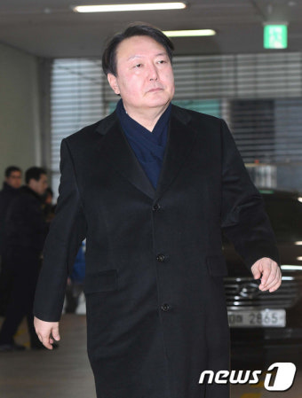 특검 사무실 향하는 윤석열 수사팀장