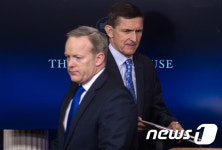 플린 보좌관 경질은 신호탄…백악관 