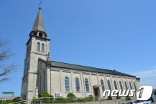 군산 최초의 성당 둔율동 성당 문화재 된다