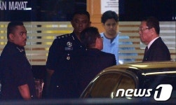 현지 경찰과 이야기 나누는 강철 北 대사