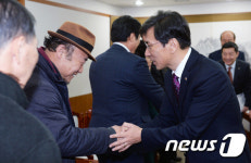 임업인 손 맞잡은 안희정 충남도지사
