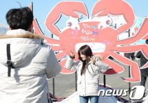 붉은대게를 배경으로 찰칵