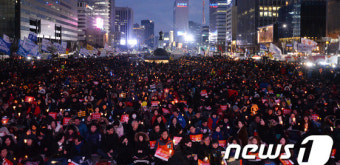 촛불들고 광화문광장에 모인 시민들