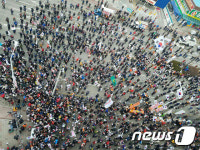춘천에 모인 태극기 물결