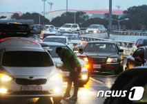 차량으로 붐비는 제주공항 진입로