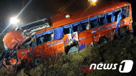 고속도로서 언덕 아래로 추락한 관광버스