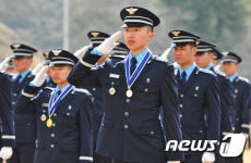 거수 경례하는 신임하사들