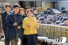 전남 벌교 한 농장 방문한 안희정
