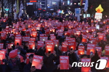 대통령 취임 4주년, 촛불로 가득찬 대구 중앙로