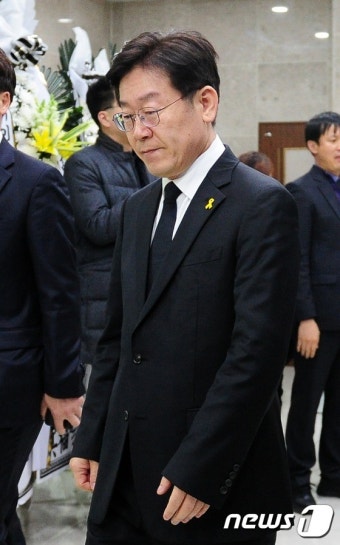이재명 '권양숙 여사 모친 빈소 조문'