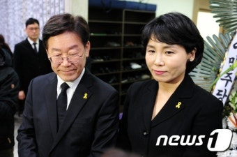이재명 성남시장 내외 '권양숙 여사 모친 빈소 조문'