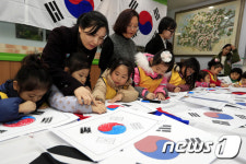 어린이집 원생들, 태극기 그리기 체험 