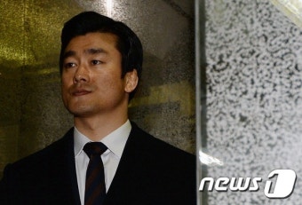 굳은 얼굴로 출석하는 이영선 靑 행정관