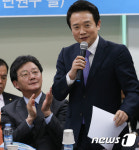 축사하는 남경필, 박수치는 유승민