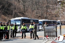 차량통제하는 군인들