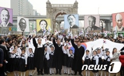 독립문 앞 만세삼창, 그날의 함성으로
