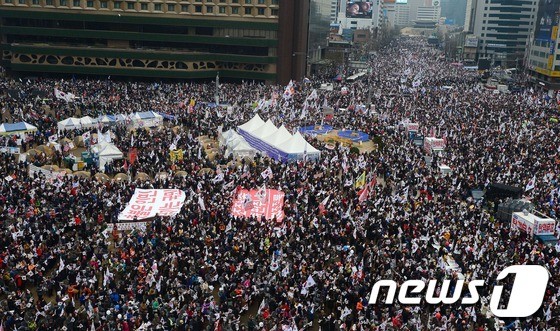 윤석열 대통령 탄핵 반대 집회, 서울과 부산서 열려 갈등 격화