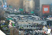 긴장감 감도는 세종로