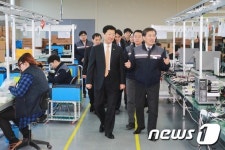 누리텔레콤 생산라인 둘러보는우태희 차관
