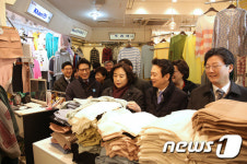 의류도매상가 찾은 바른정당