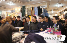 동대문 패션타운 찾은 바른정당 지도부-대선주자