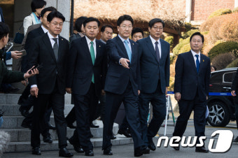 [탄핵인용] 헌법재판소 나서는 국회탄핵소추위원단