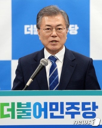 文, 영상 통해 공식출마선언…오늘부터 선언문 공모