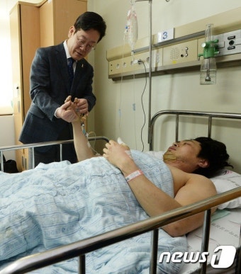 소방관 손 잡은 이재명