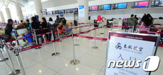 한산한 제주국제공항 국제선 대합실