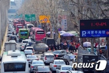 대선 출마 선언식으로  꽉 막힌 서문시장 인근도로